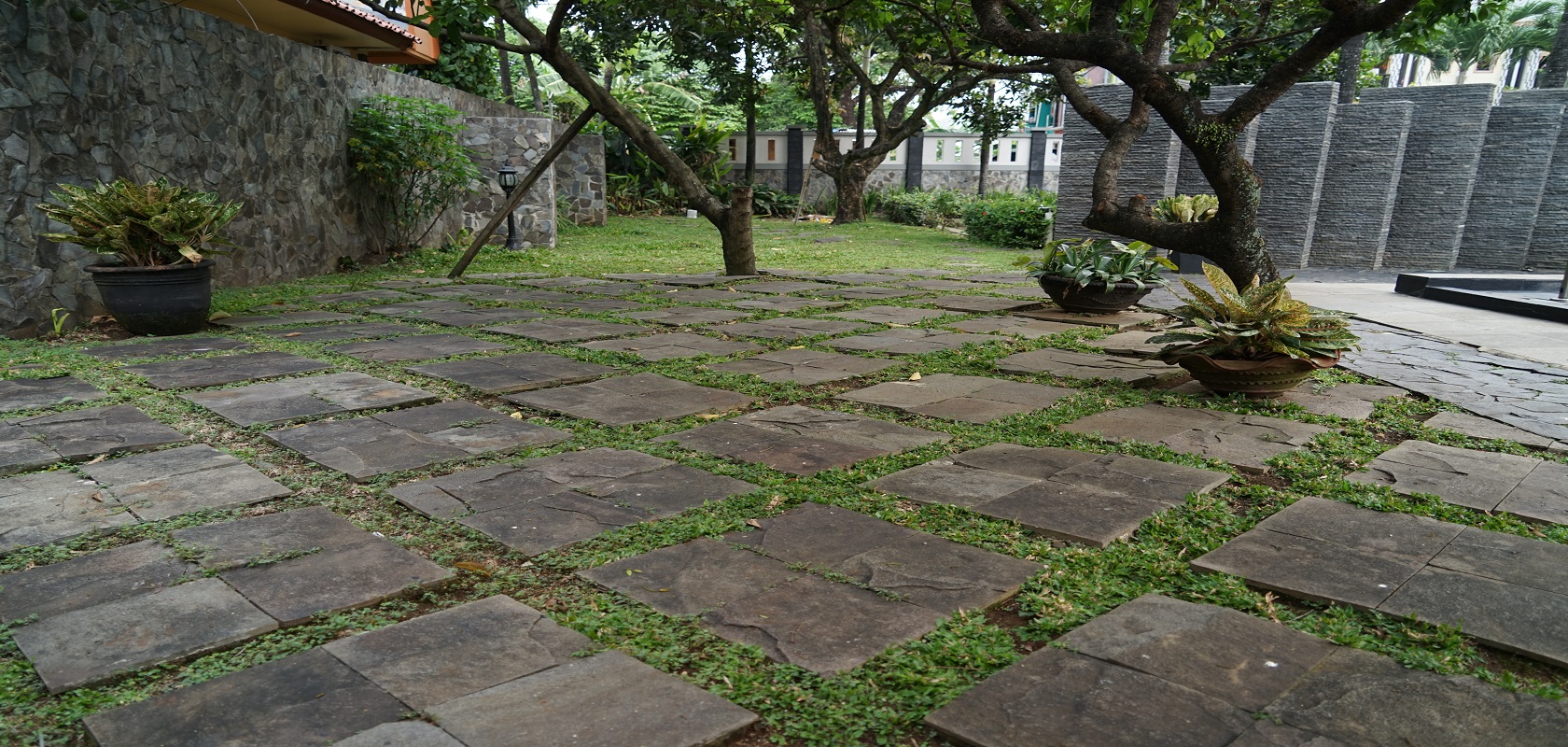 Pesona Air - Area taman yang dapat digunakan untuk olahraga bersama-sama