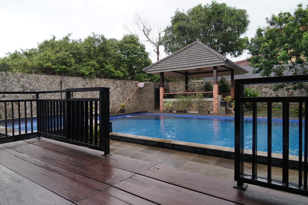 Pesona Air - Balkon kolam renang untuk bersantai