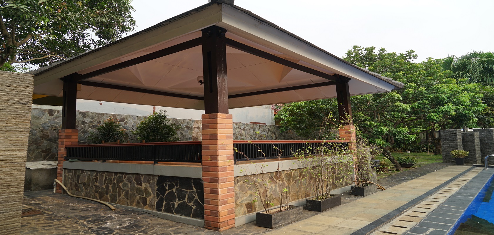 Pesona Air - Gazebo yang nyaman untuk menunggu anggota keluarga yang sedang berenang