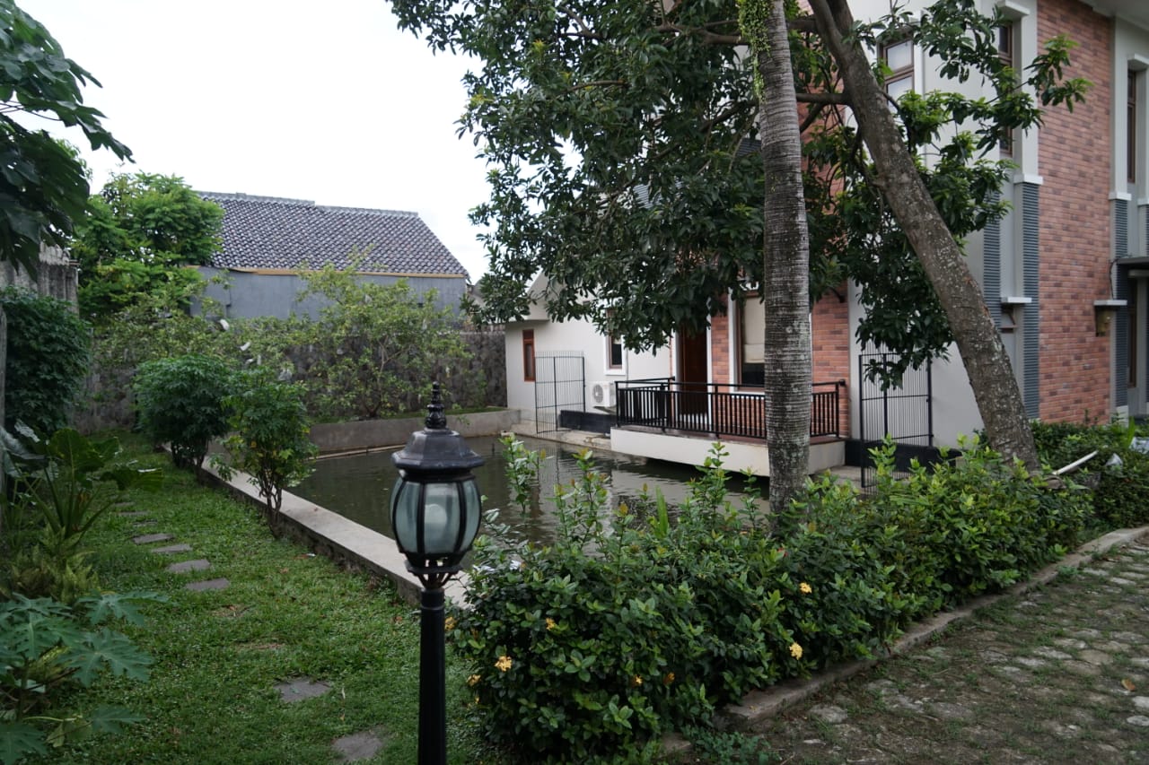 Pesona Air - Jogging track sisi kolam ikan samping