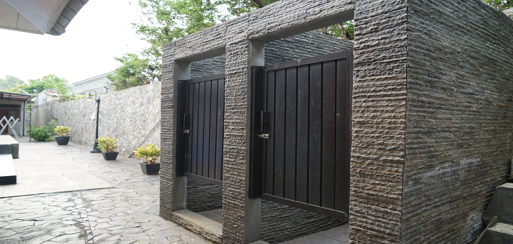 Pesona Air - Dua kamar bilas outdoor yang bersih dan nyaman  